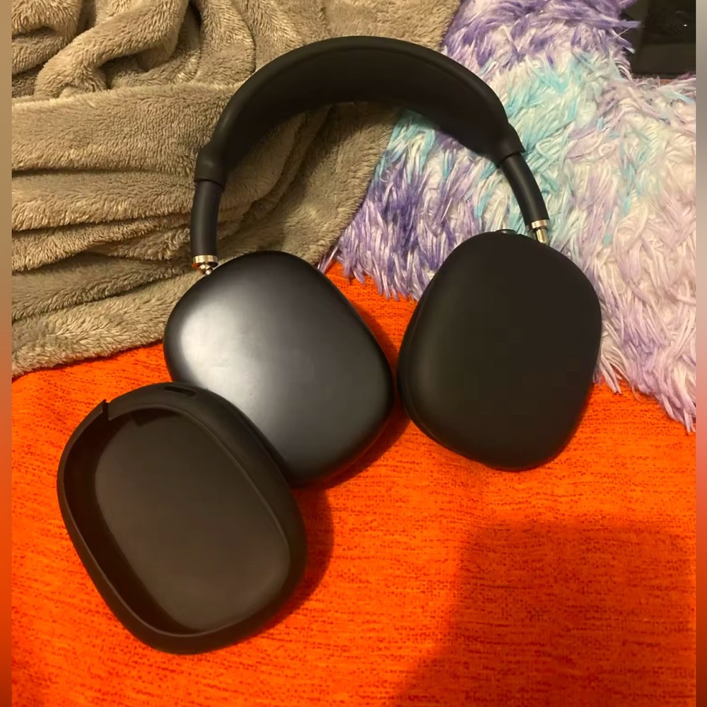 Apple Black Over-Ear Headphones with Plush Padding